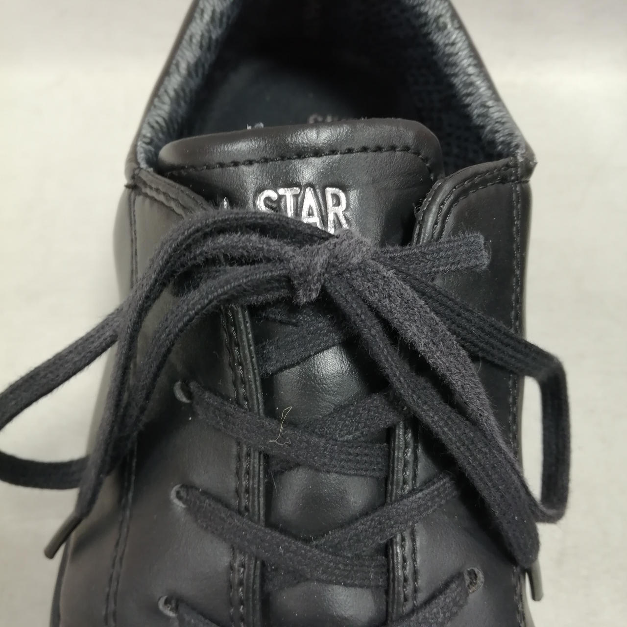 靴紐色褪せあり