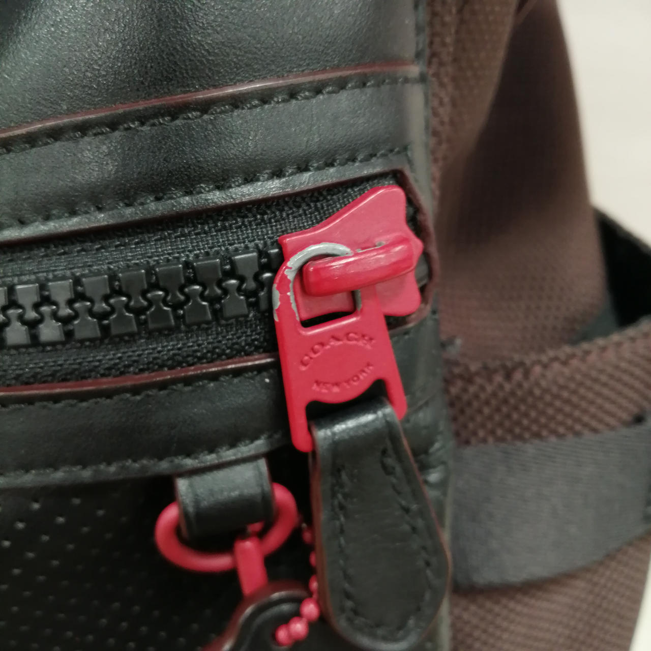 チャック部分、ハゲあり