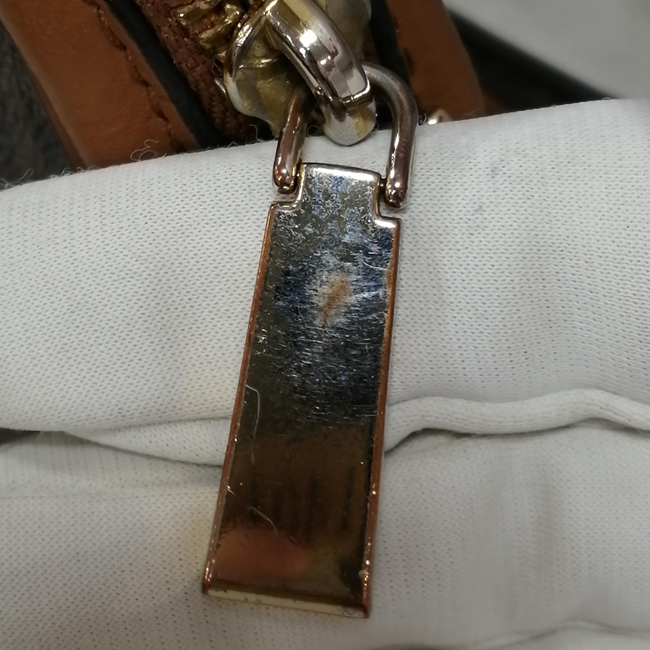 チャック部分、キズやはがれあり