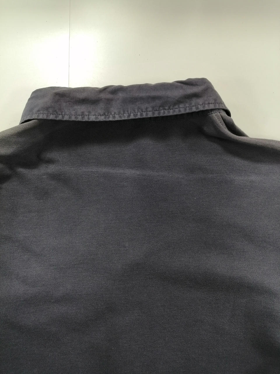 背面に白い線のような変色あり
