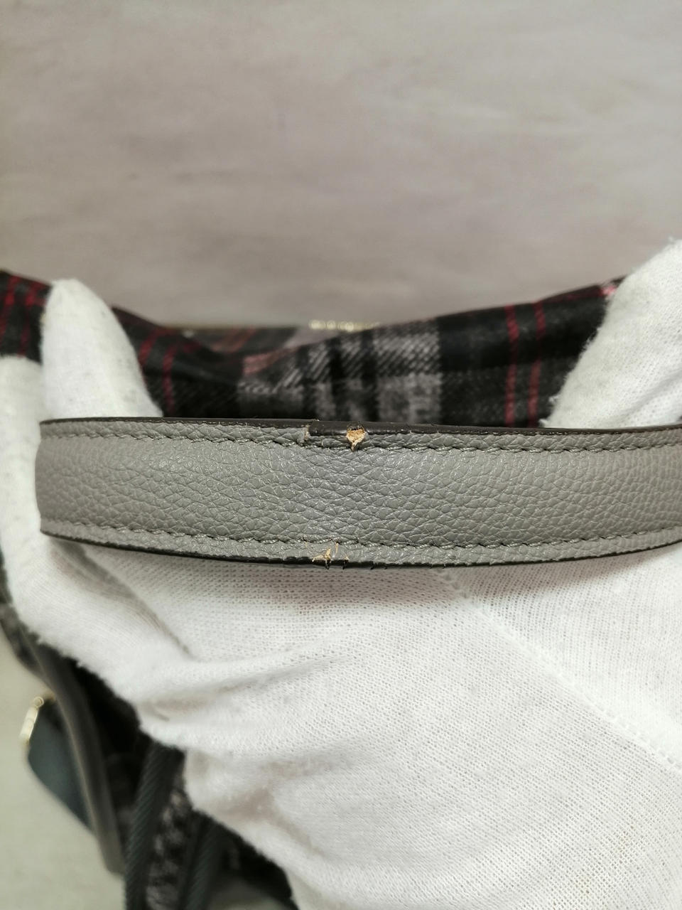 革が一部劣化しています