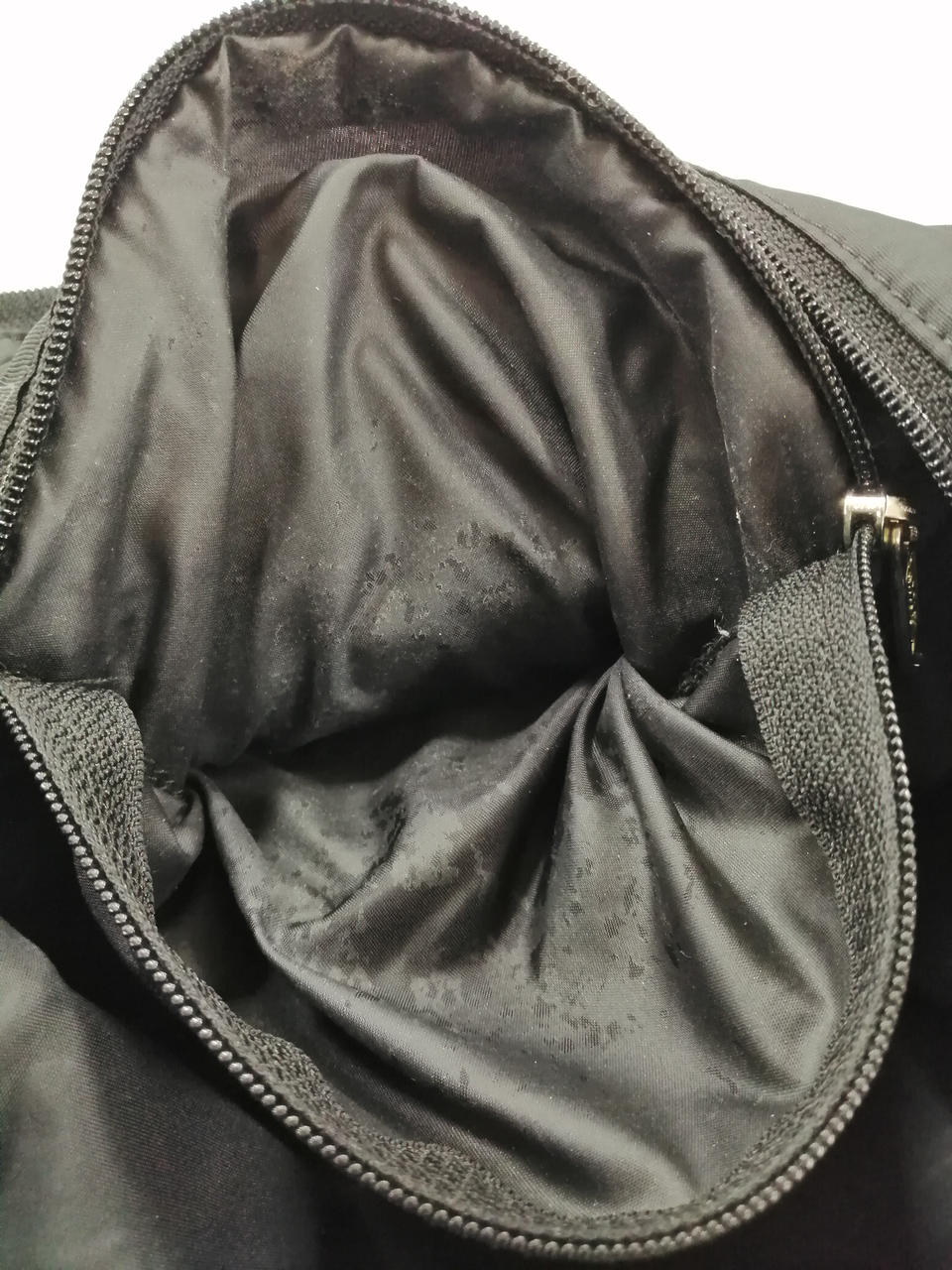 内ポケット全体擦れのような跡がございます