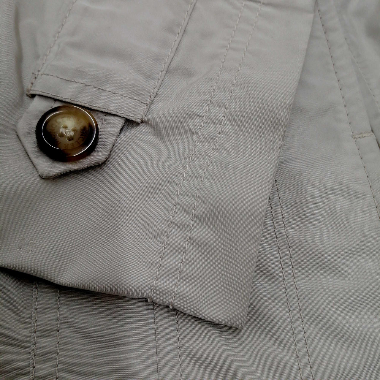 袖口黒ずみ汚れあり