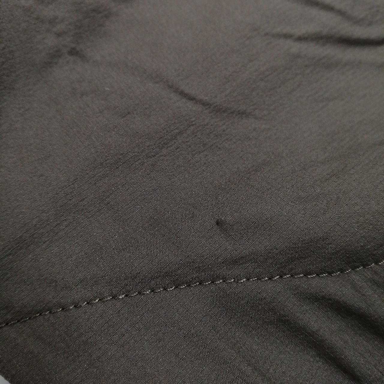 後ろ身頃左下、引っ掻き