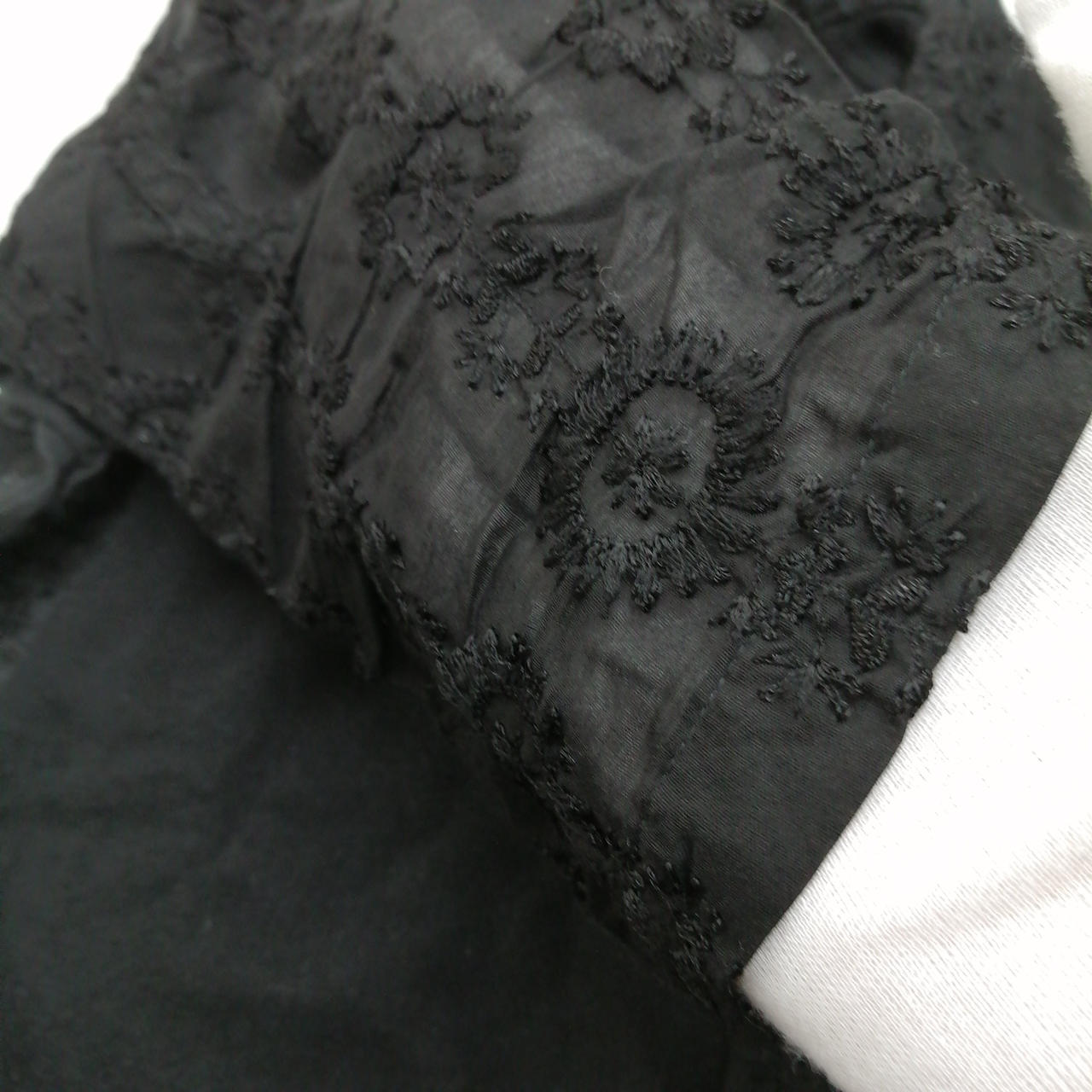 袖部分のレースは透けております