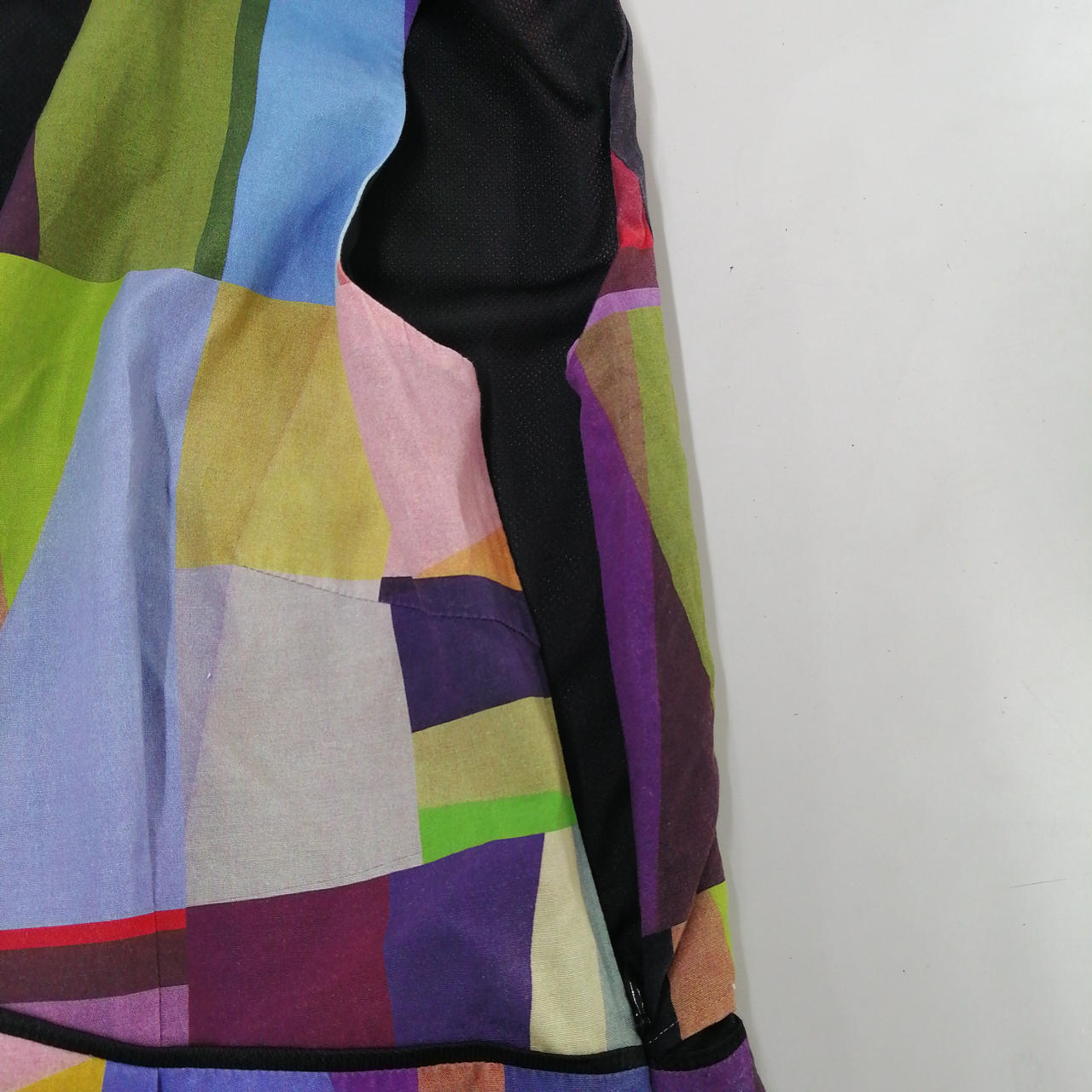 左脇の下ジップがございます