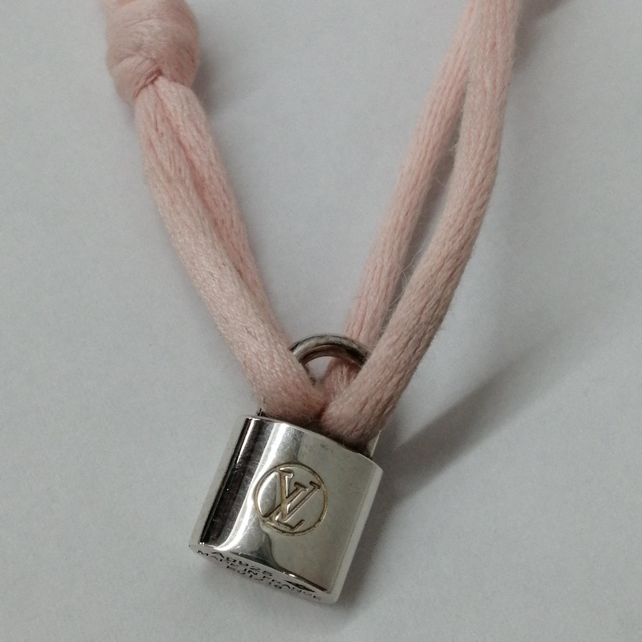 紐部分汚れあり