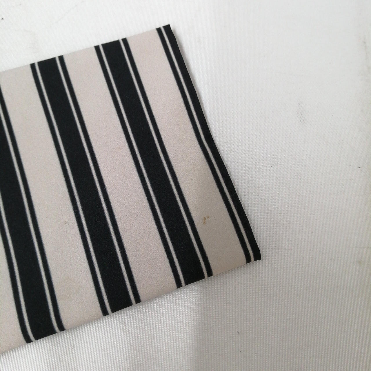 右袖口に汚れあり