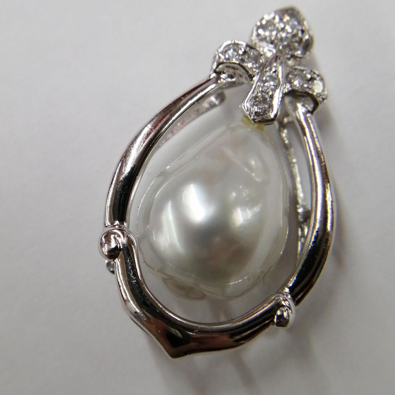 石の部分にキズあり