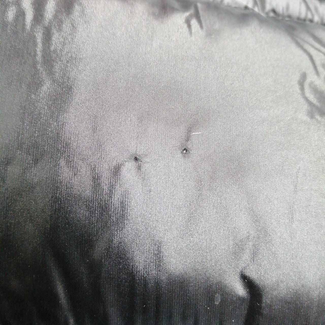 胸元穴開きあり