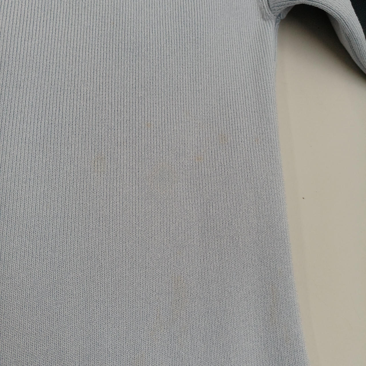 後身頃右側に汚れあり