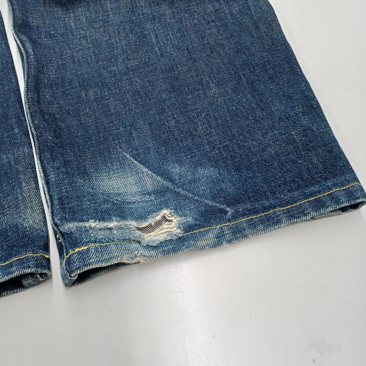 裾破れあり