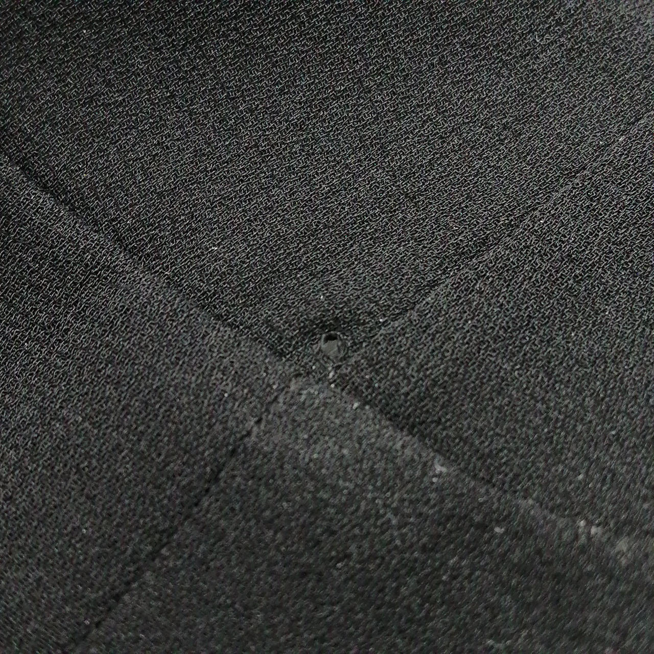 左下に小さな穴