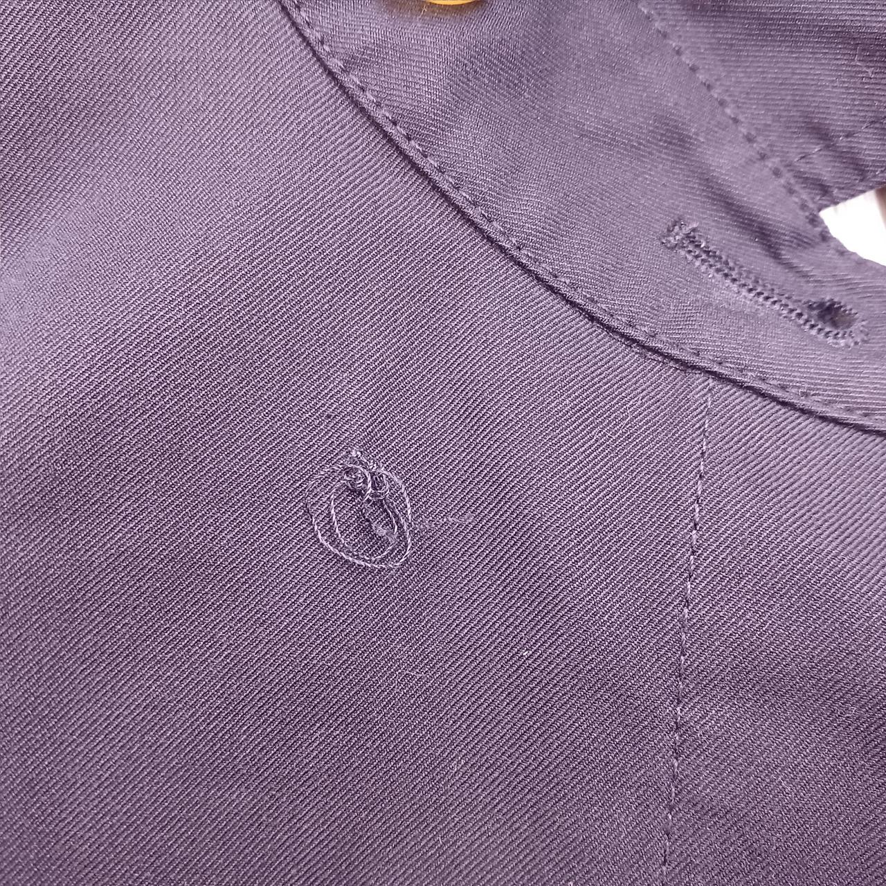 ベスト側、右首元ボタン欠品