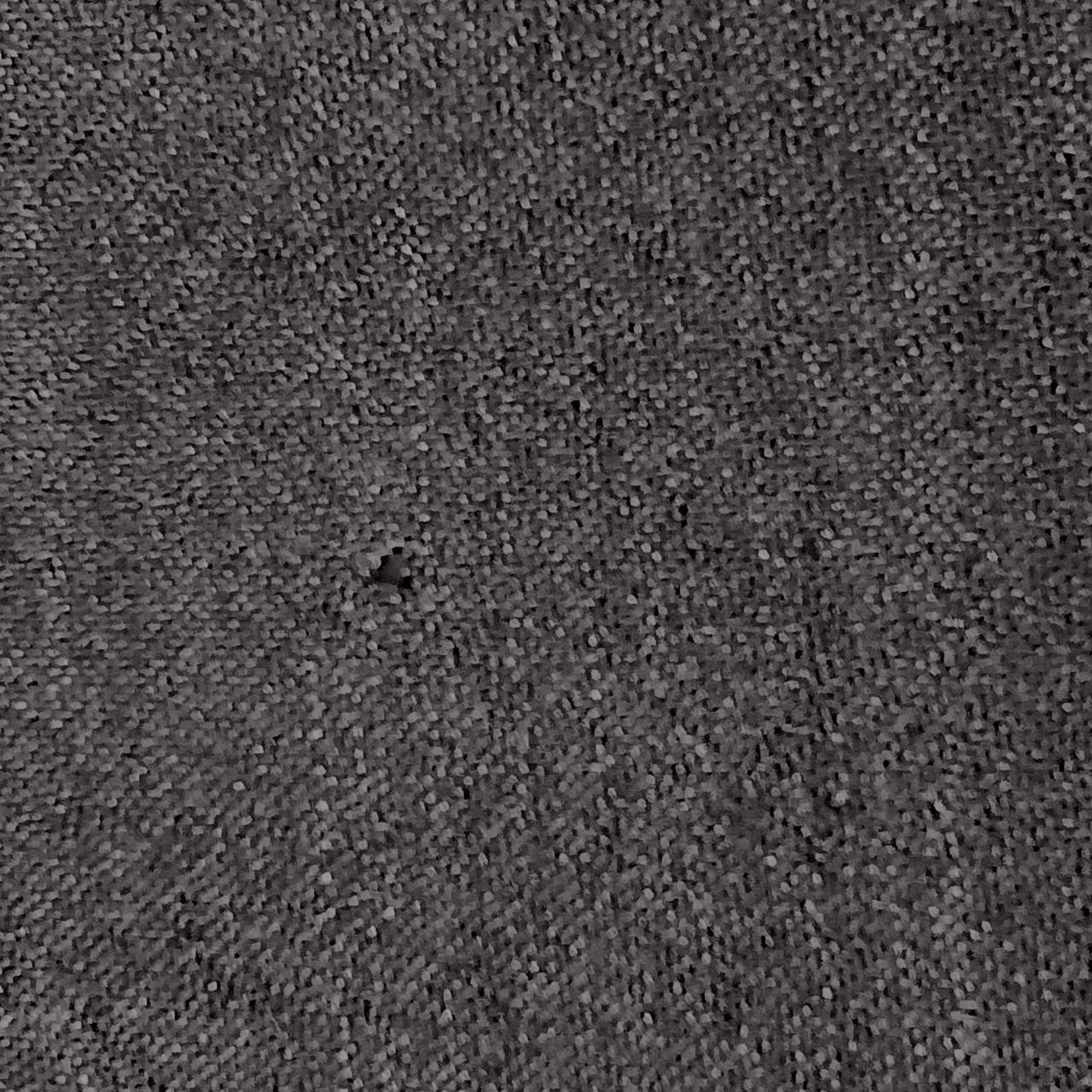 後身頃下の方に穴あきあり