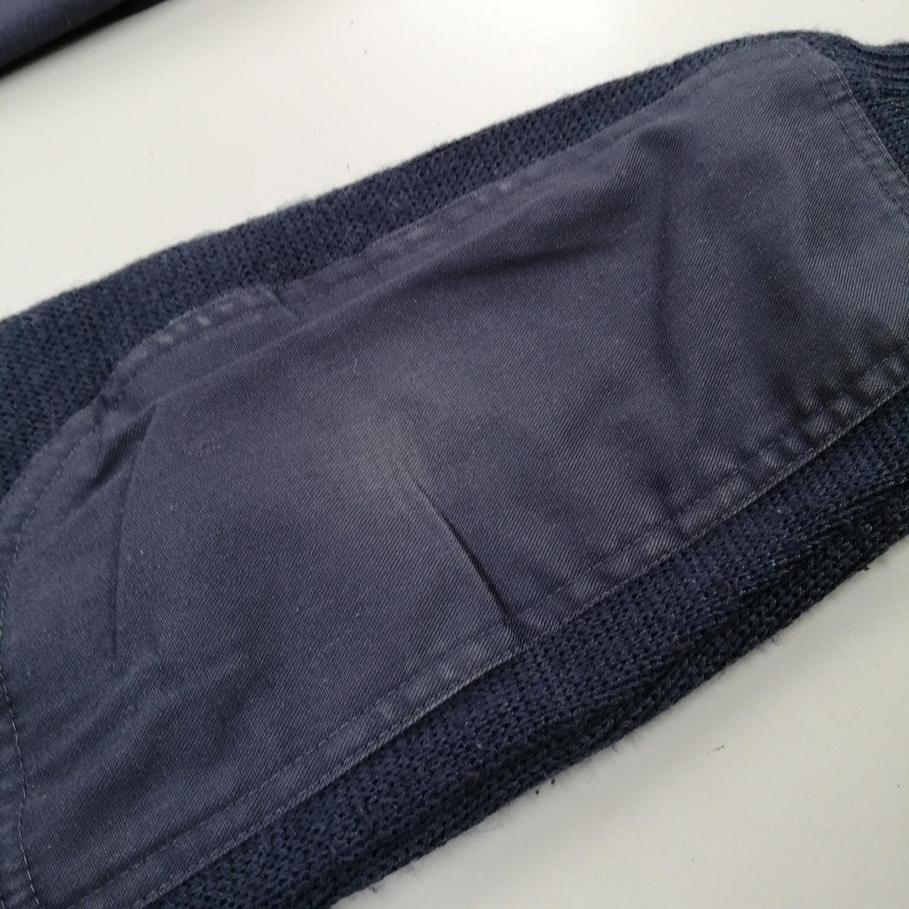 肘パッドに色褪せあり