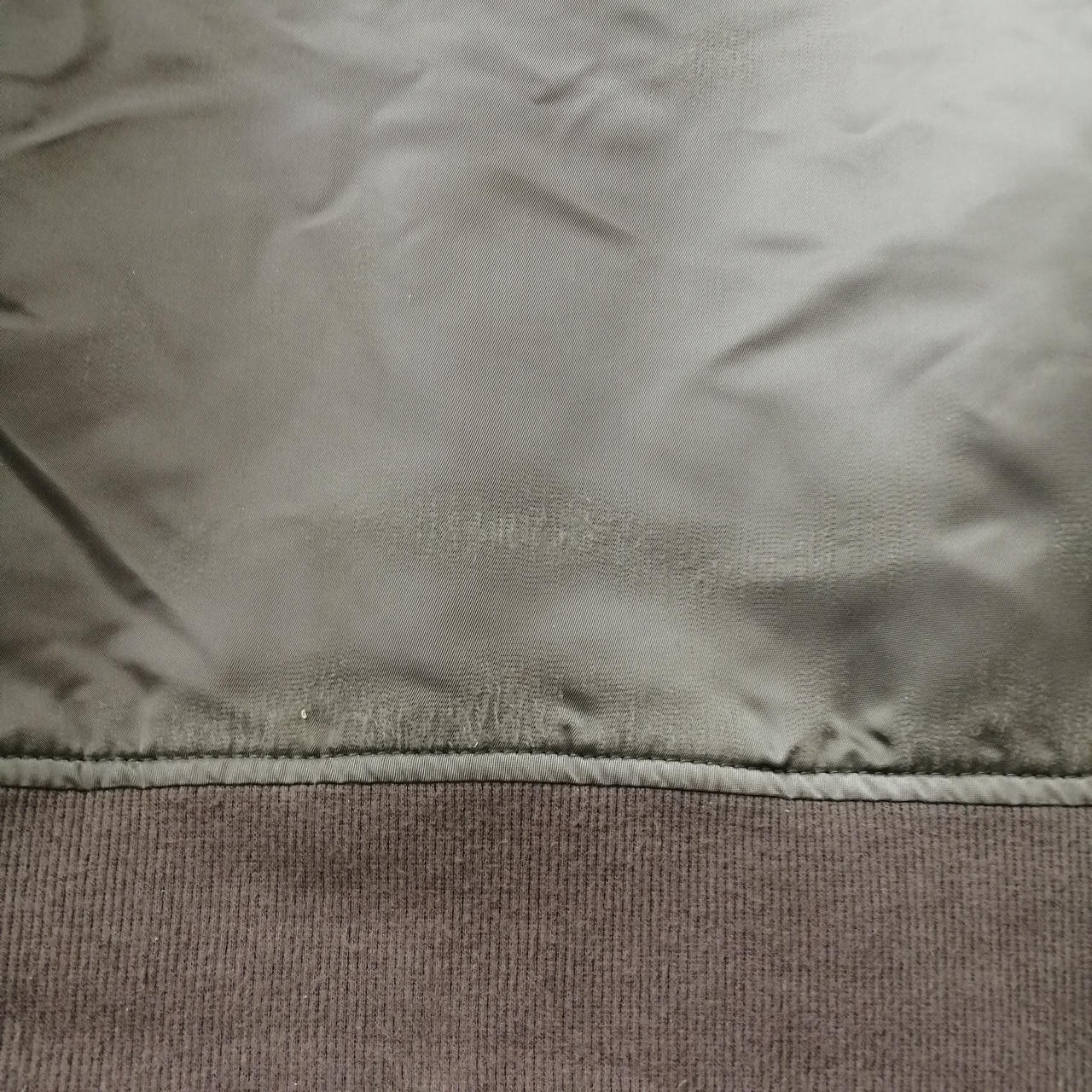 背面裾付近、擦れがございます