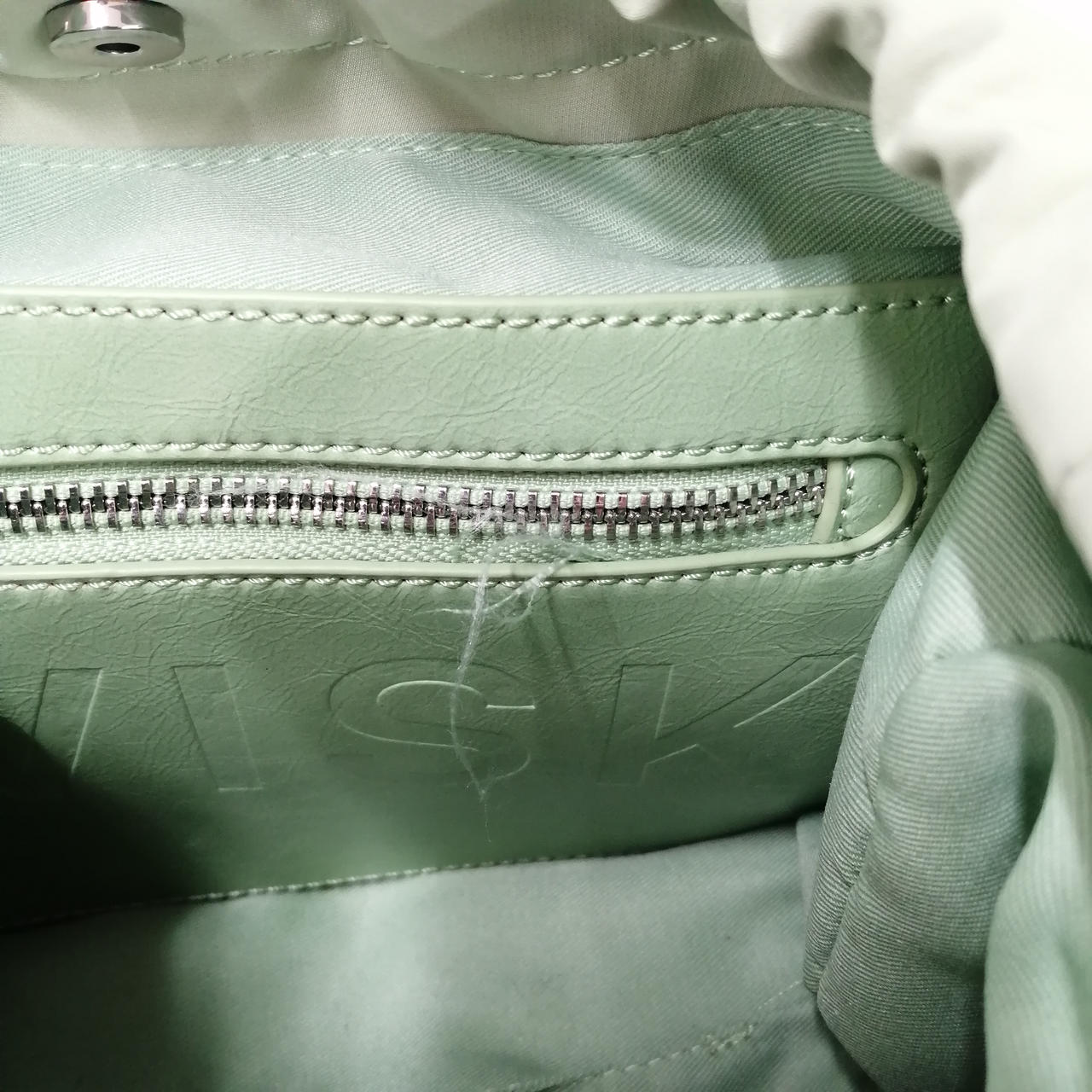 内側ポケットのほつれあり