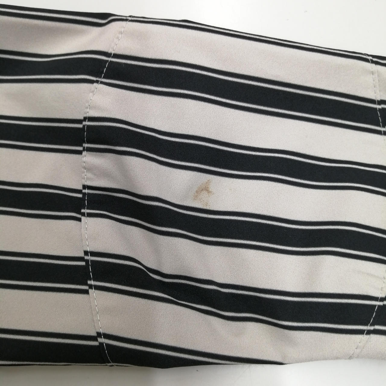 右袖に汚れあり