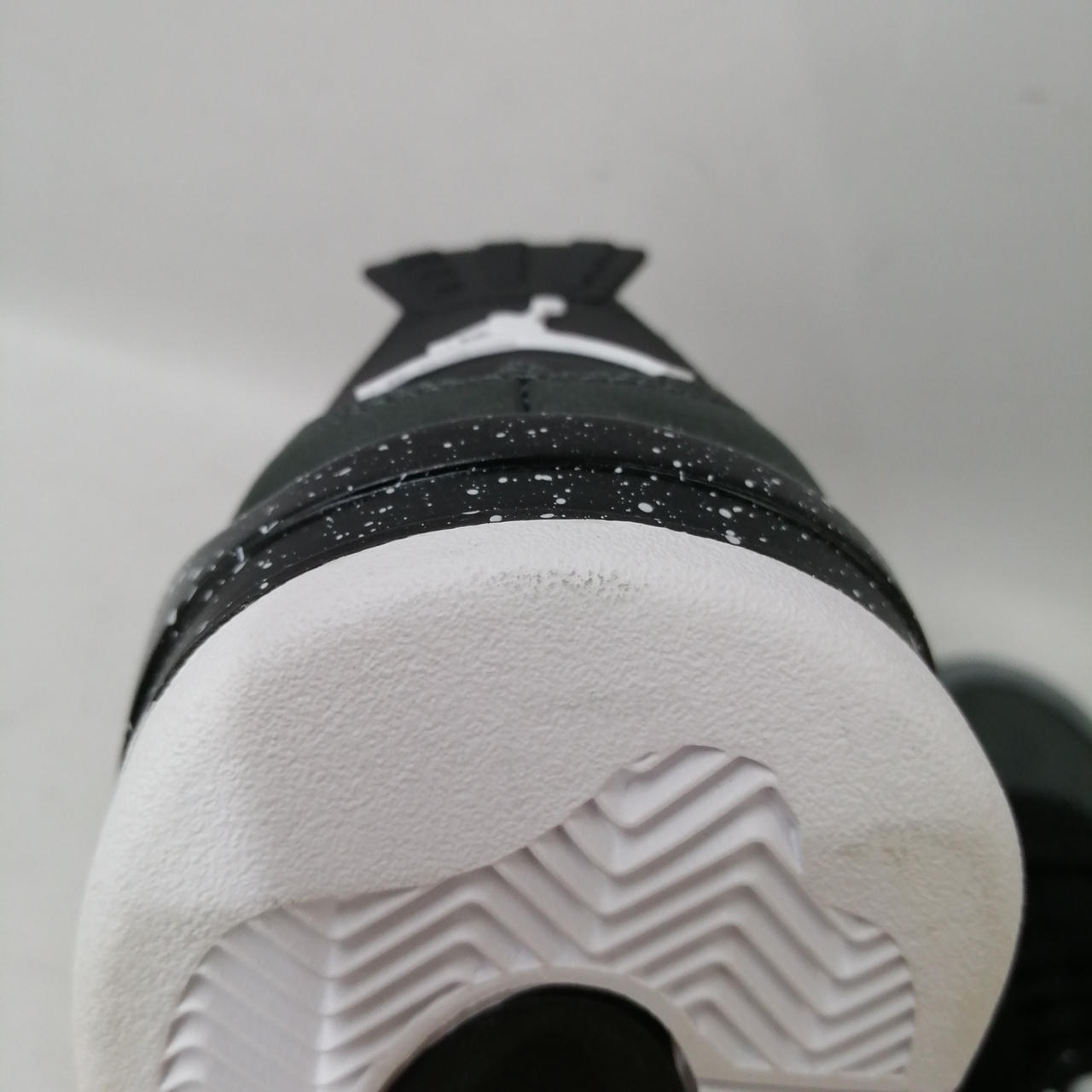 踵部分若干の汚れあり