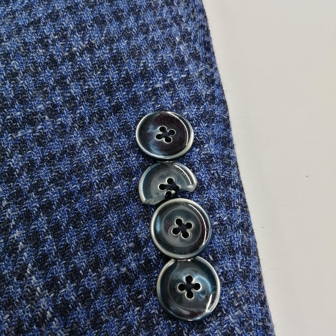 左袖のボタン破損あり