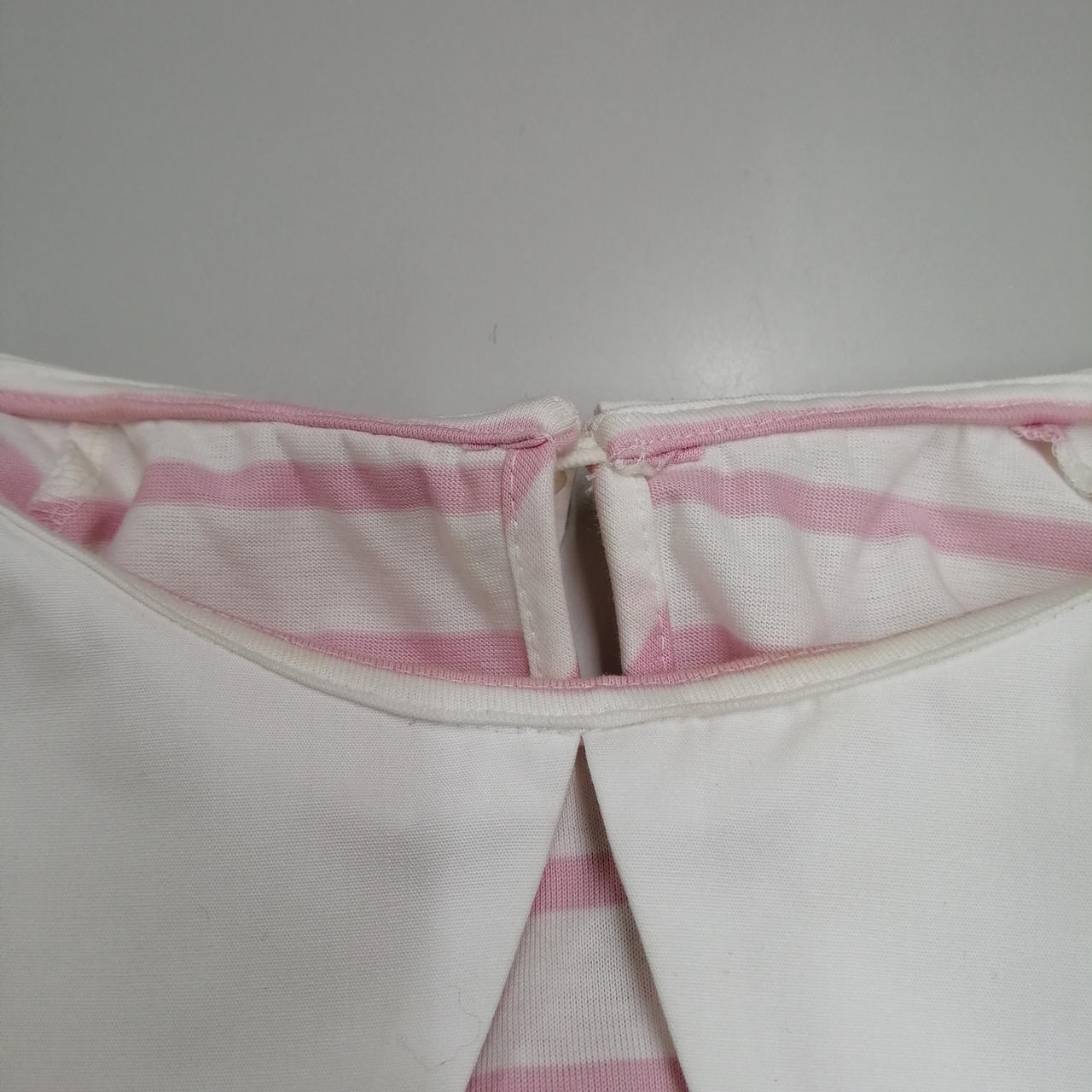 襟元若干の汚れあり