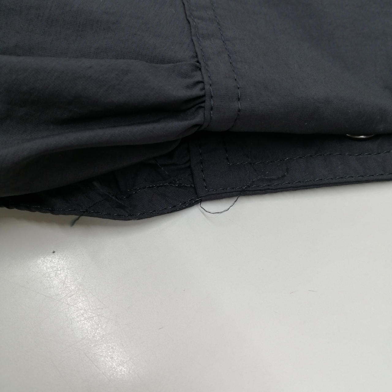 袖口にほつれあり