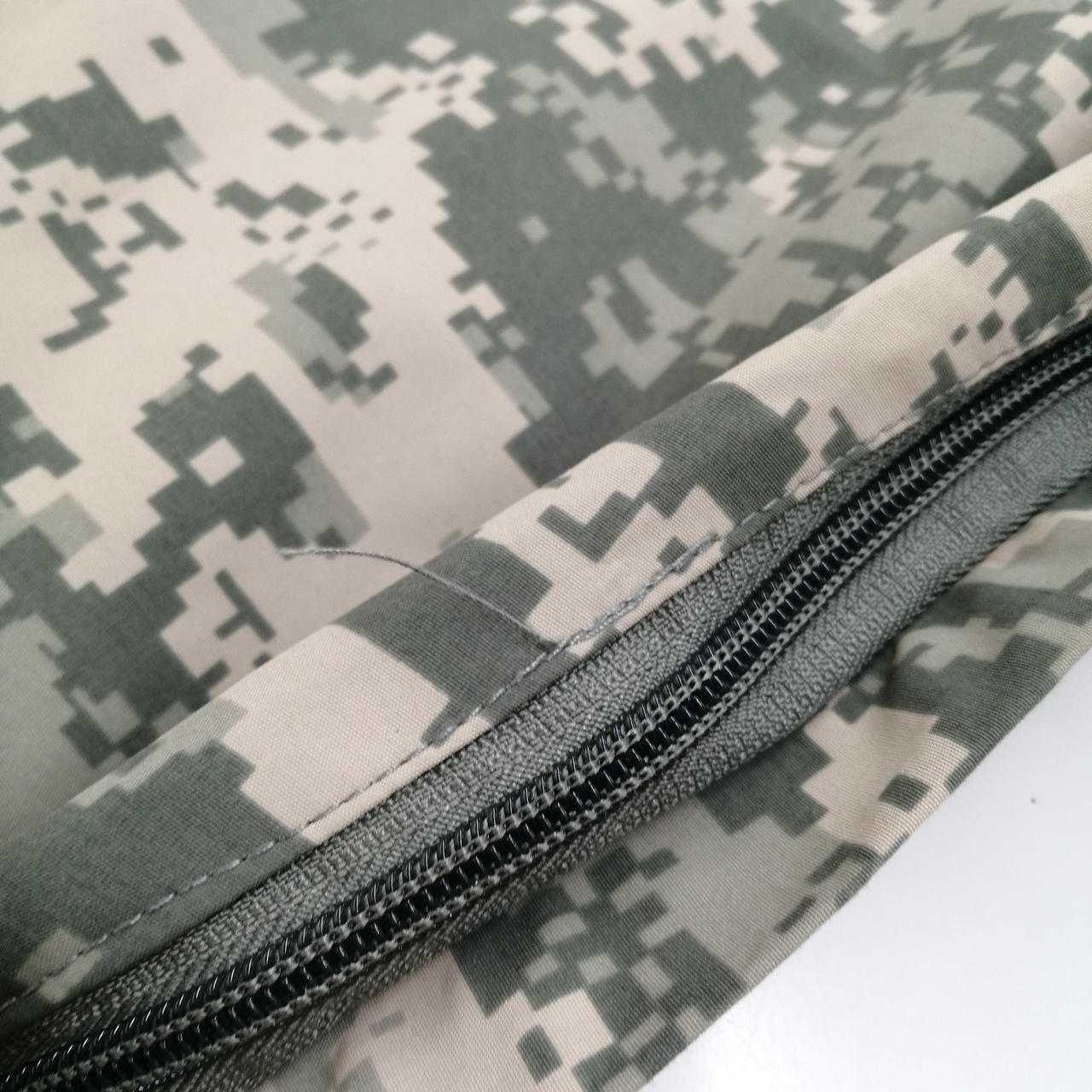 袖にほつれあり