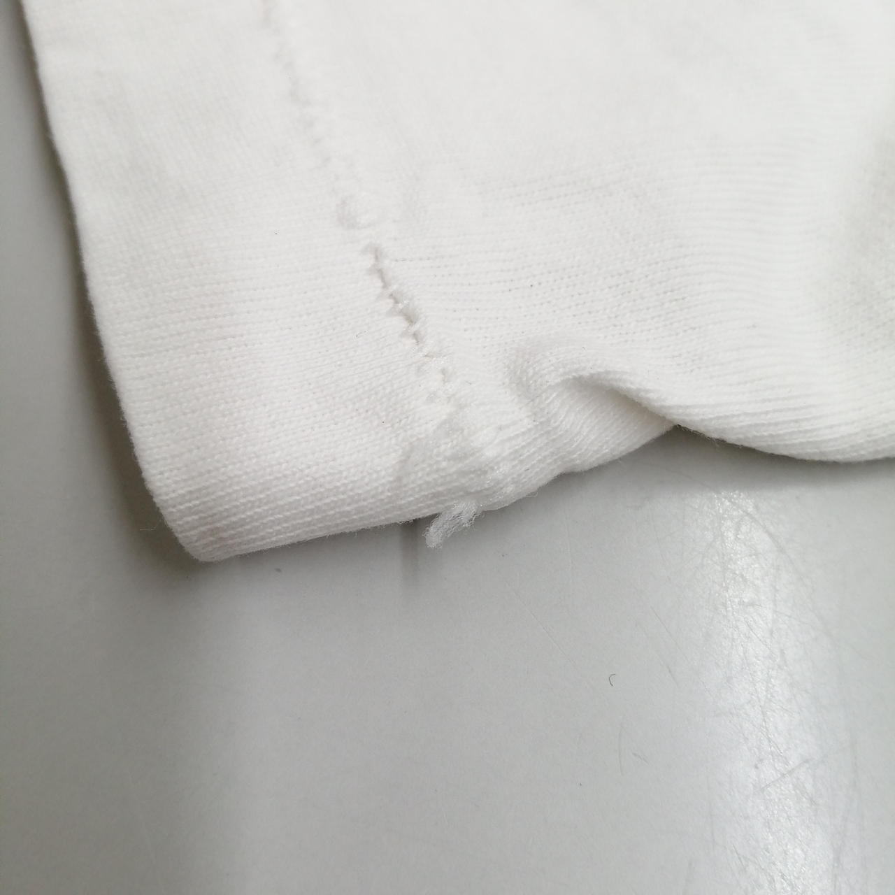 袖口にほつれあり