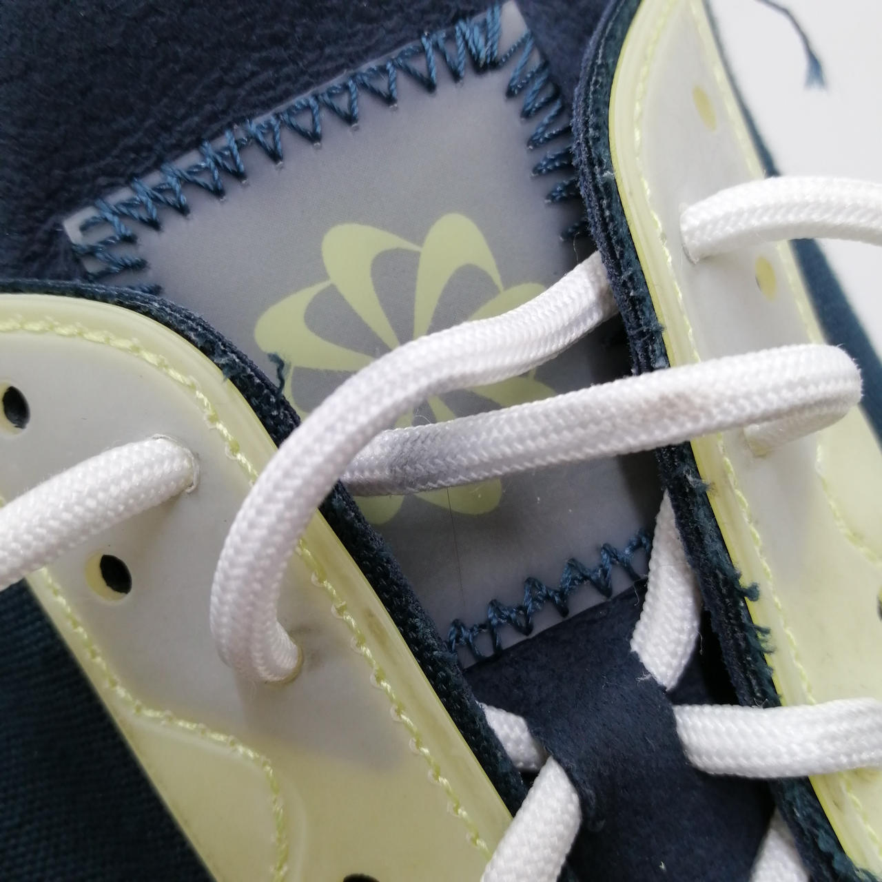 紐部分汚れあり