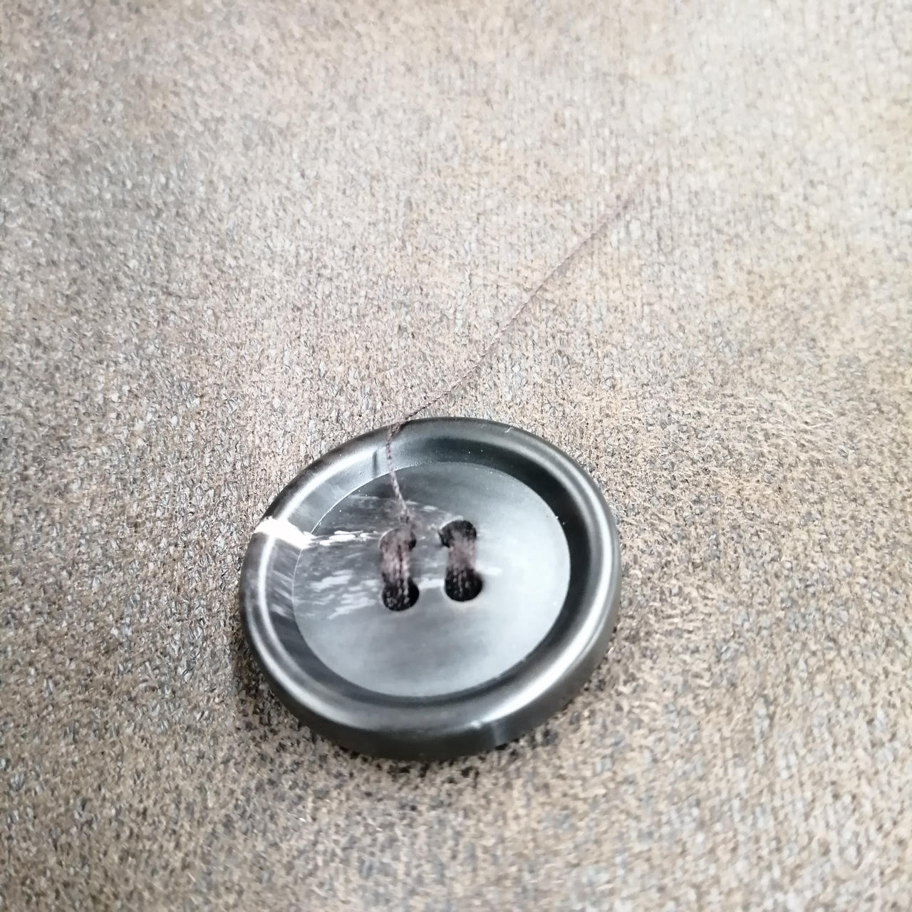 ボタン部分ほつれあり