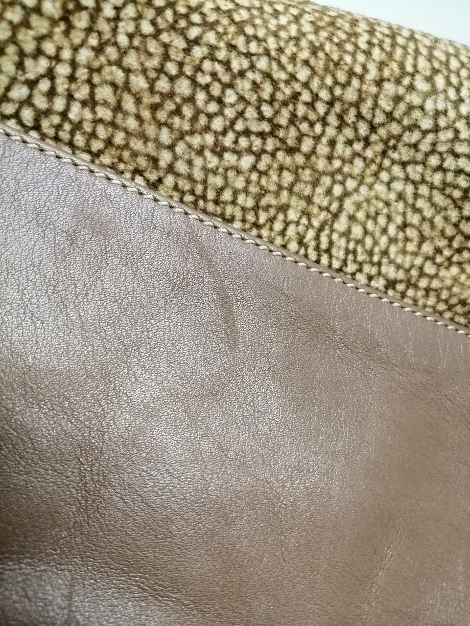 キズがございます。