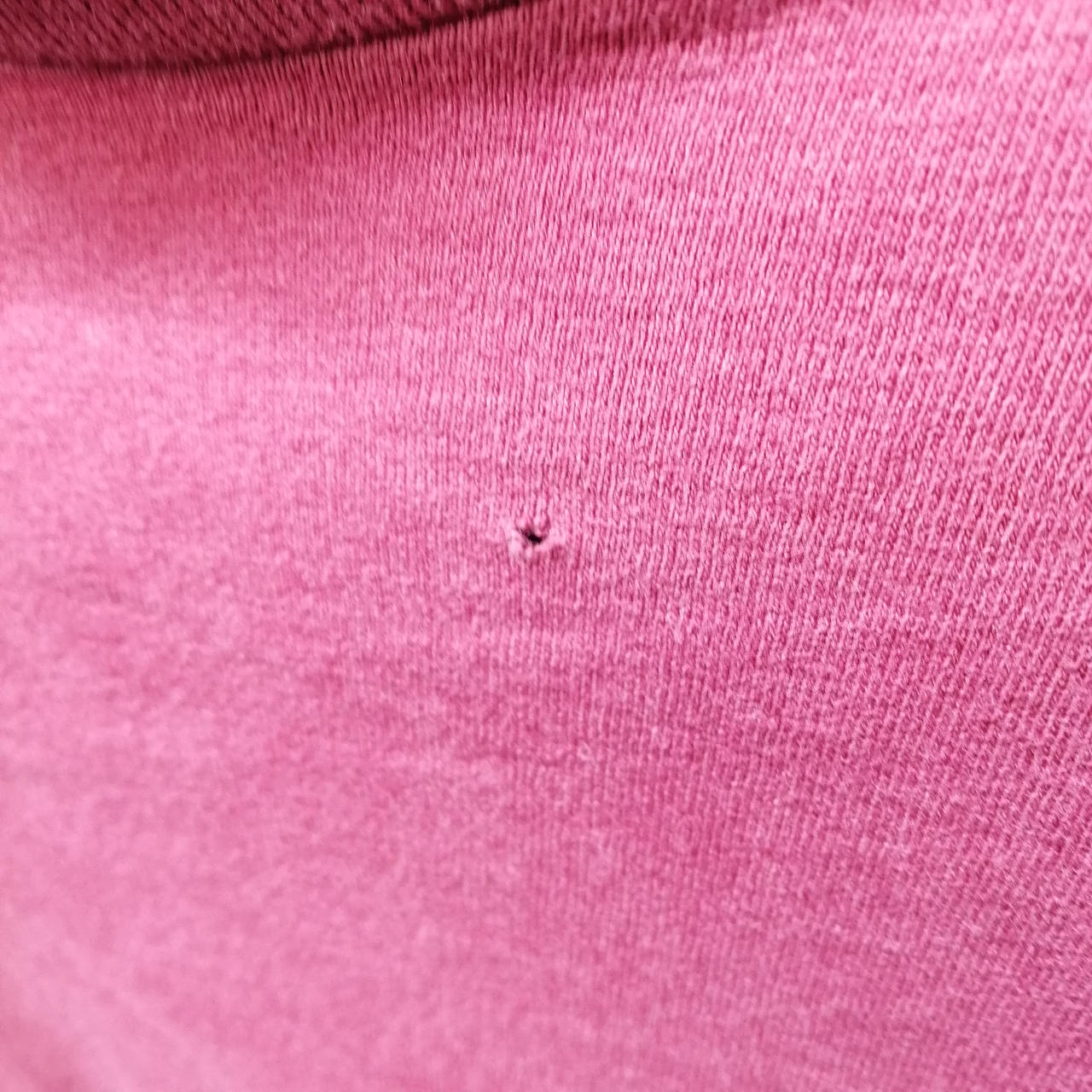 フロント首の下あたりに穴開きがございます