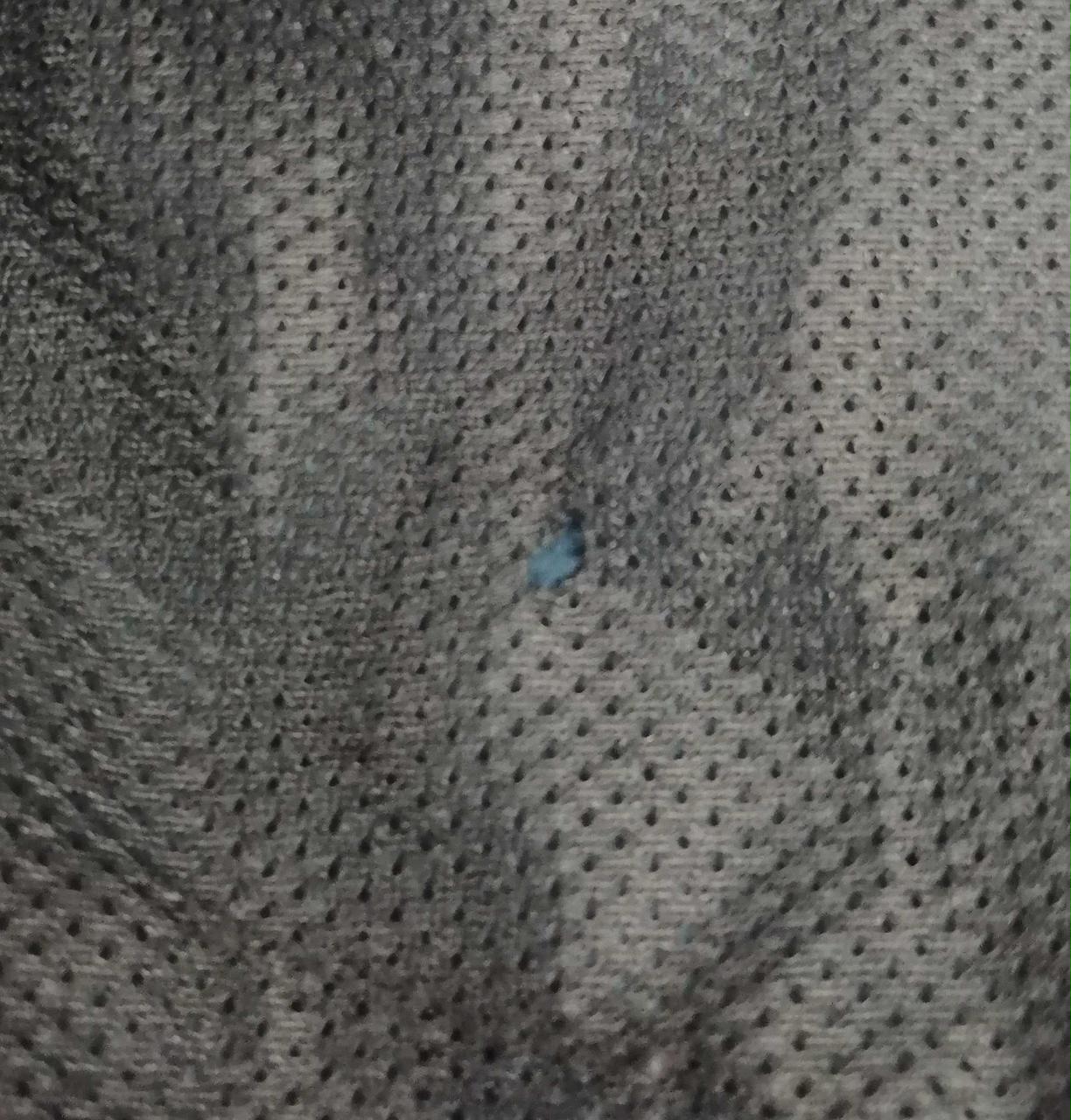 左胸の裏地に穴空きあり