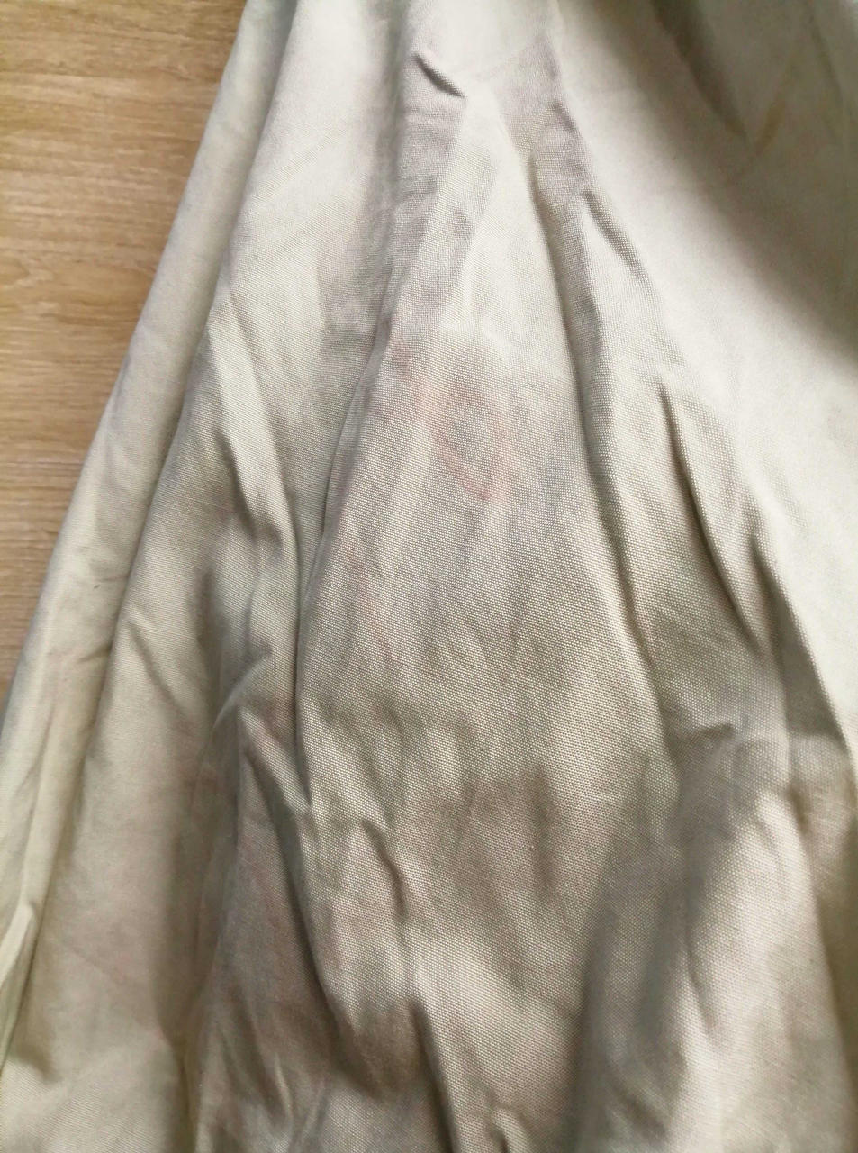 左袖赤く薄いペン跡あり