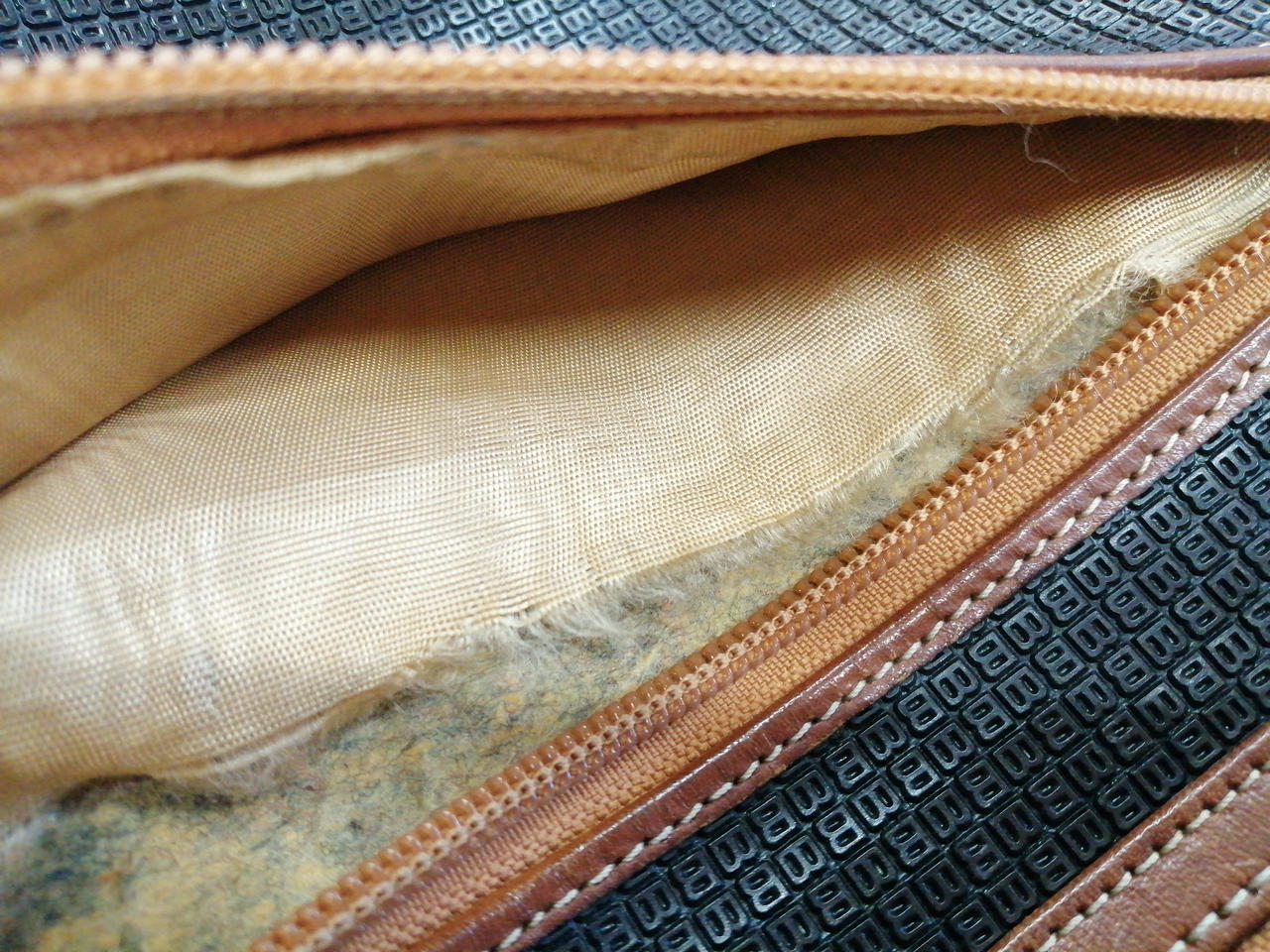 ポケット中破けあり