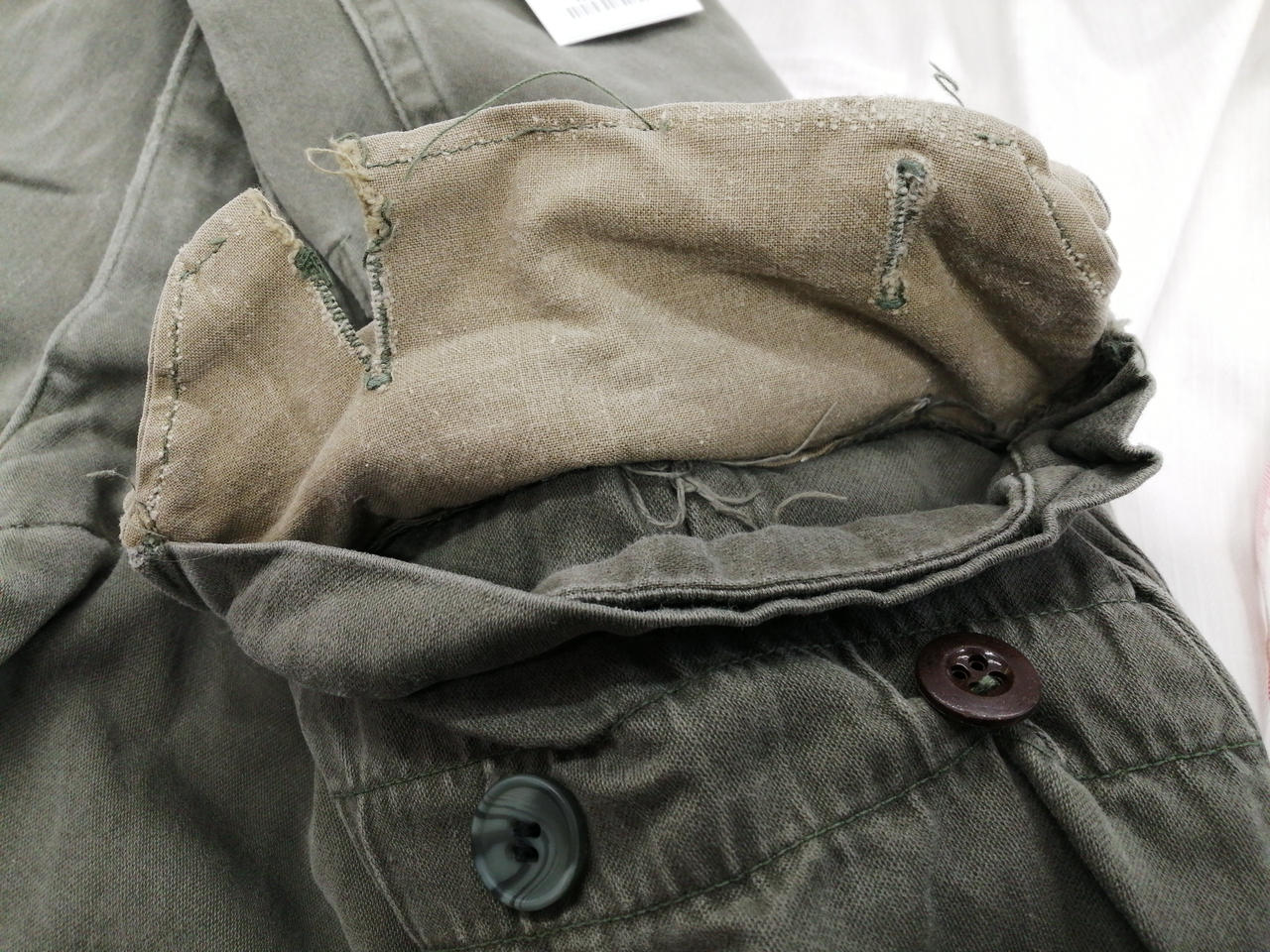 左もものボタンホールが破れてます