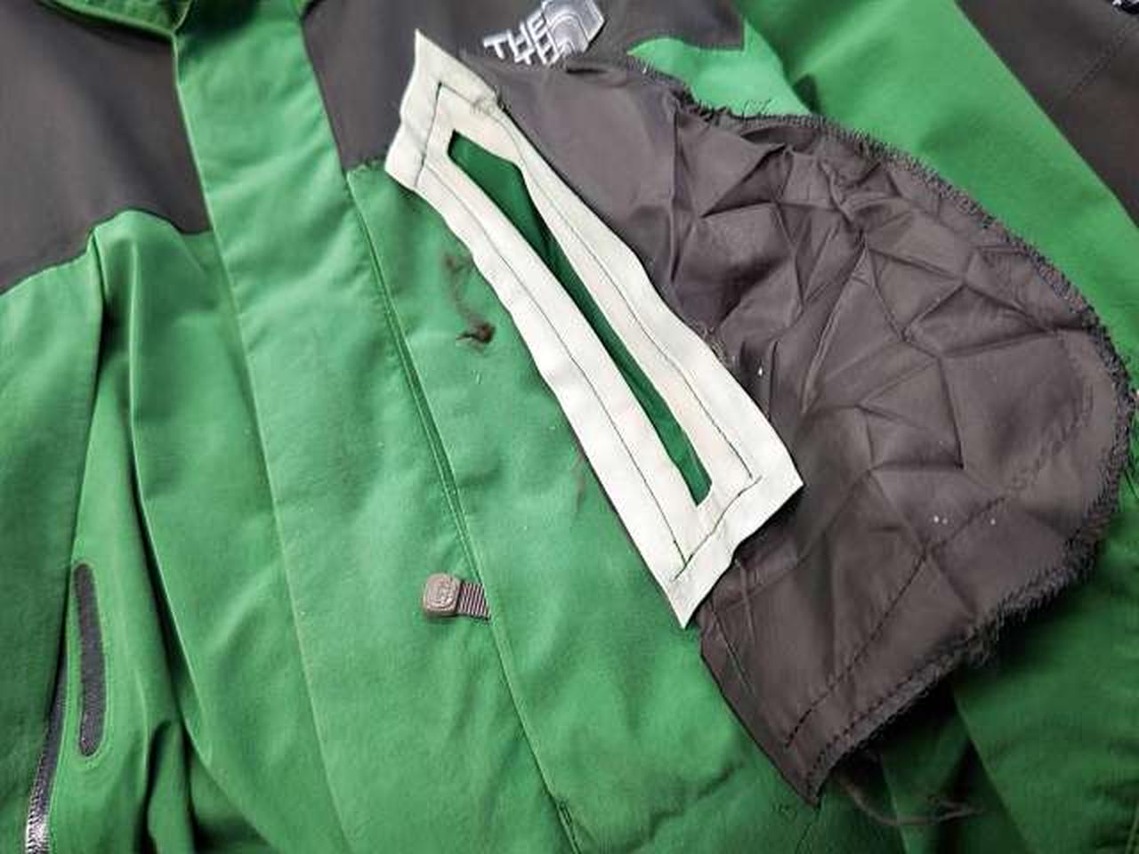 隠れポケット中剥がれパーツ