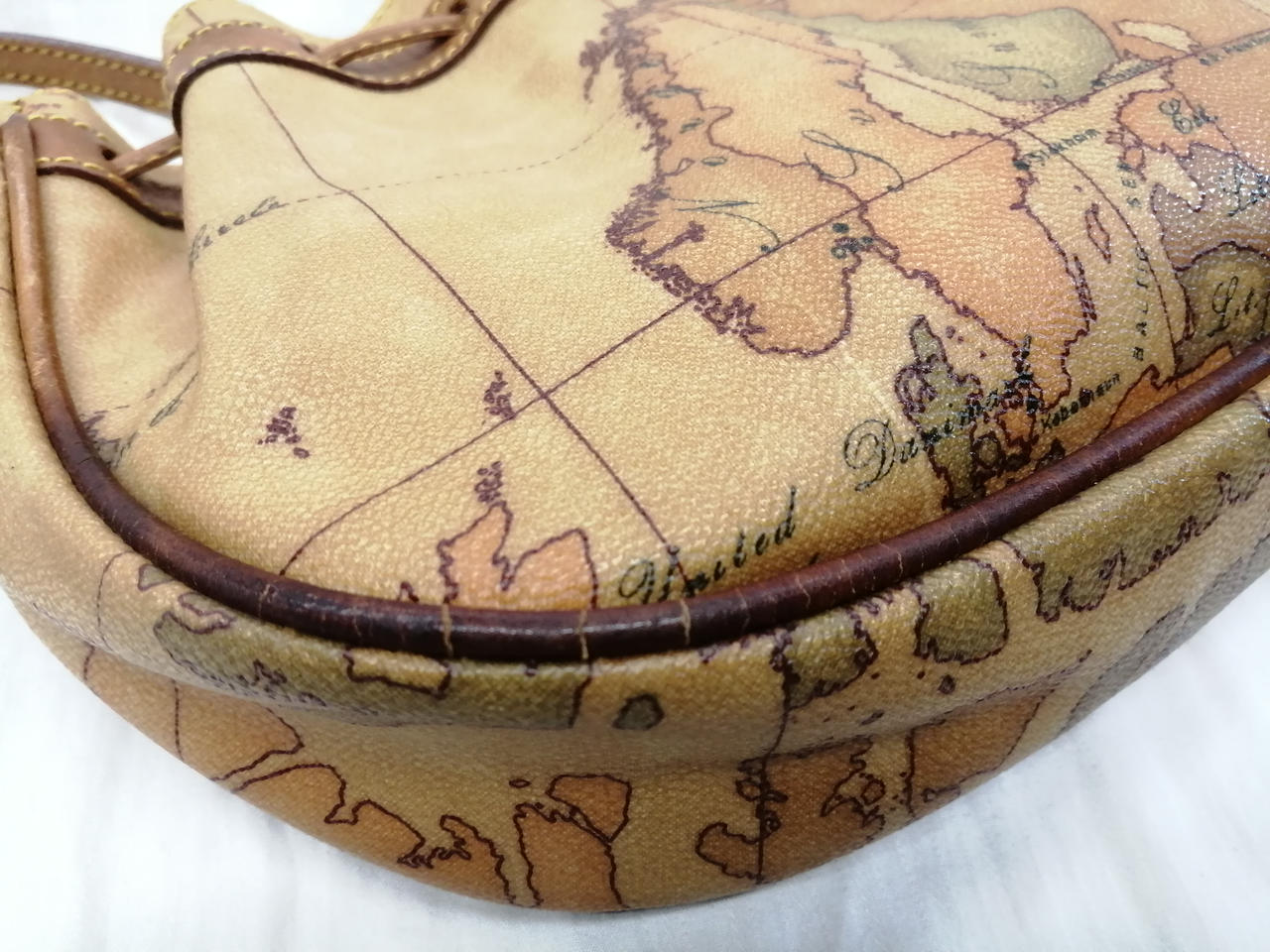 色褪せ、割れあり