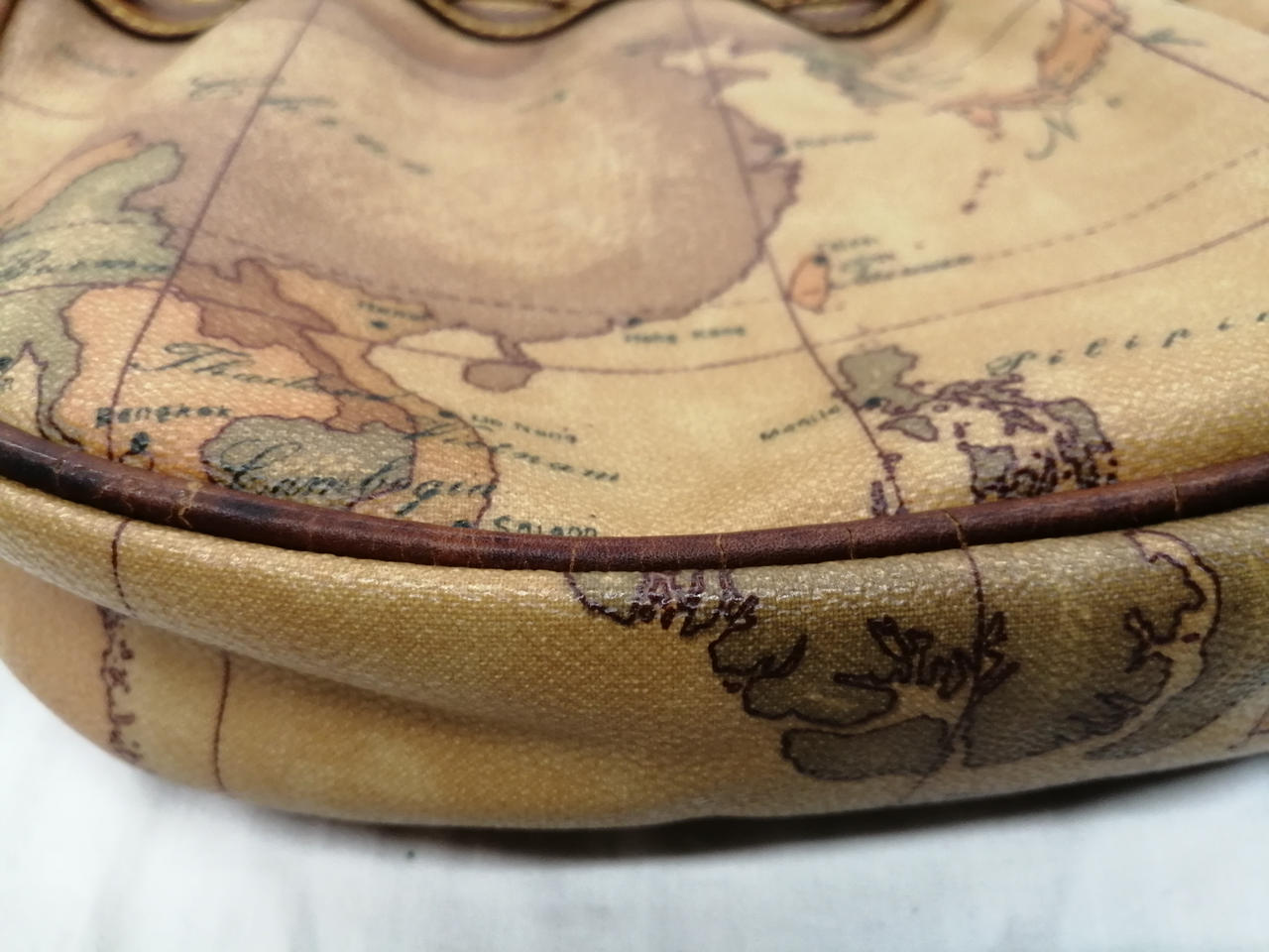 色褪せ、割れあり