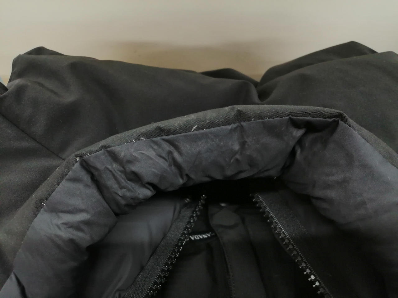 首元シミあり。