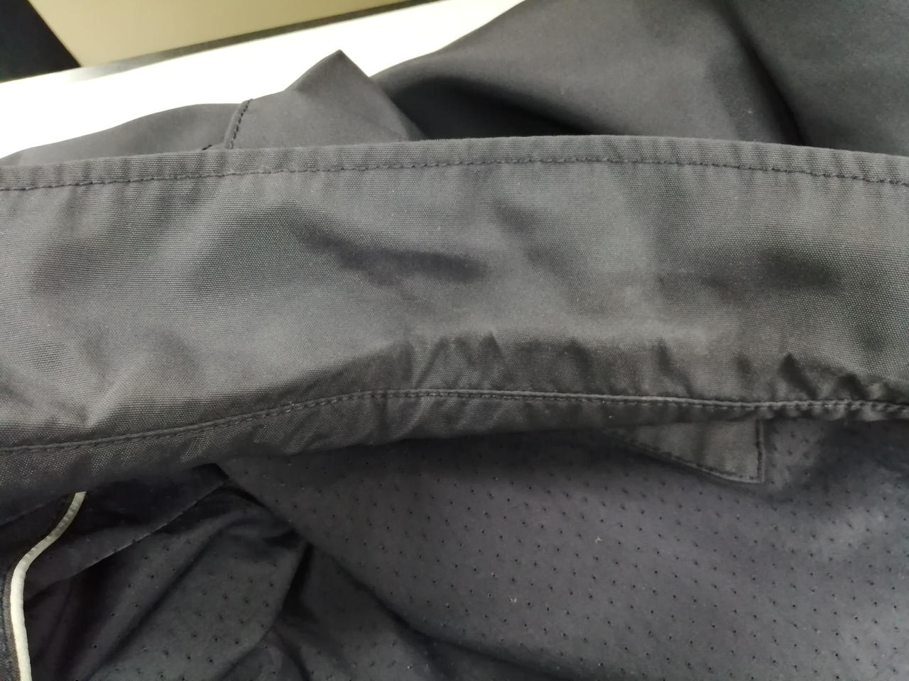 襟の内側にヨゴレあり