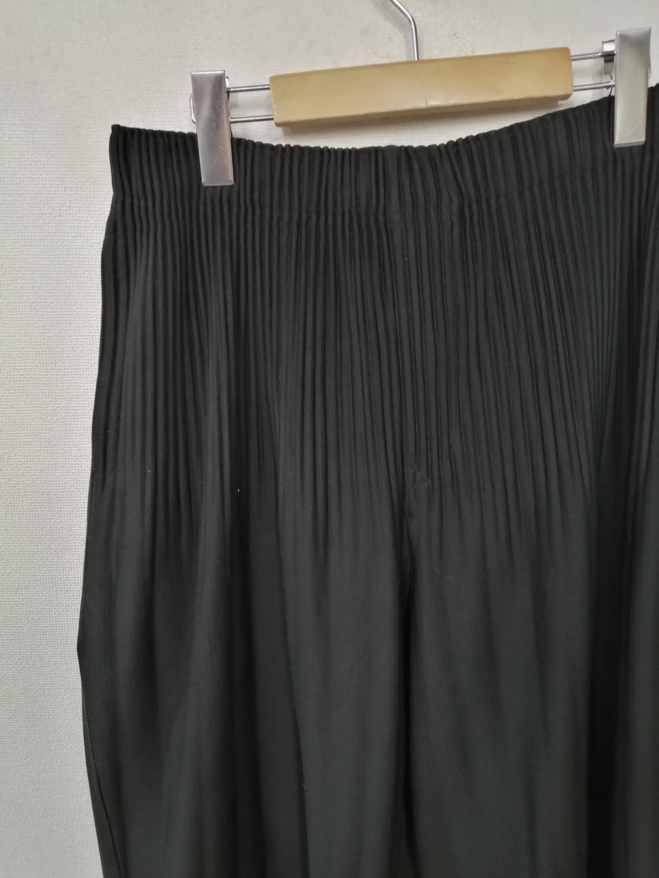 HOMME PLISSÉ ISSEY MIYAKE 黒 テーパードプリーツパンツ HOMME PLISSE ISSEY MIYAKE(オムプリッセイッセイミヤケ) BASIC