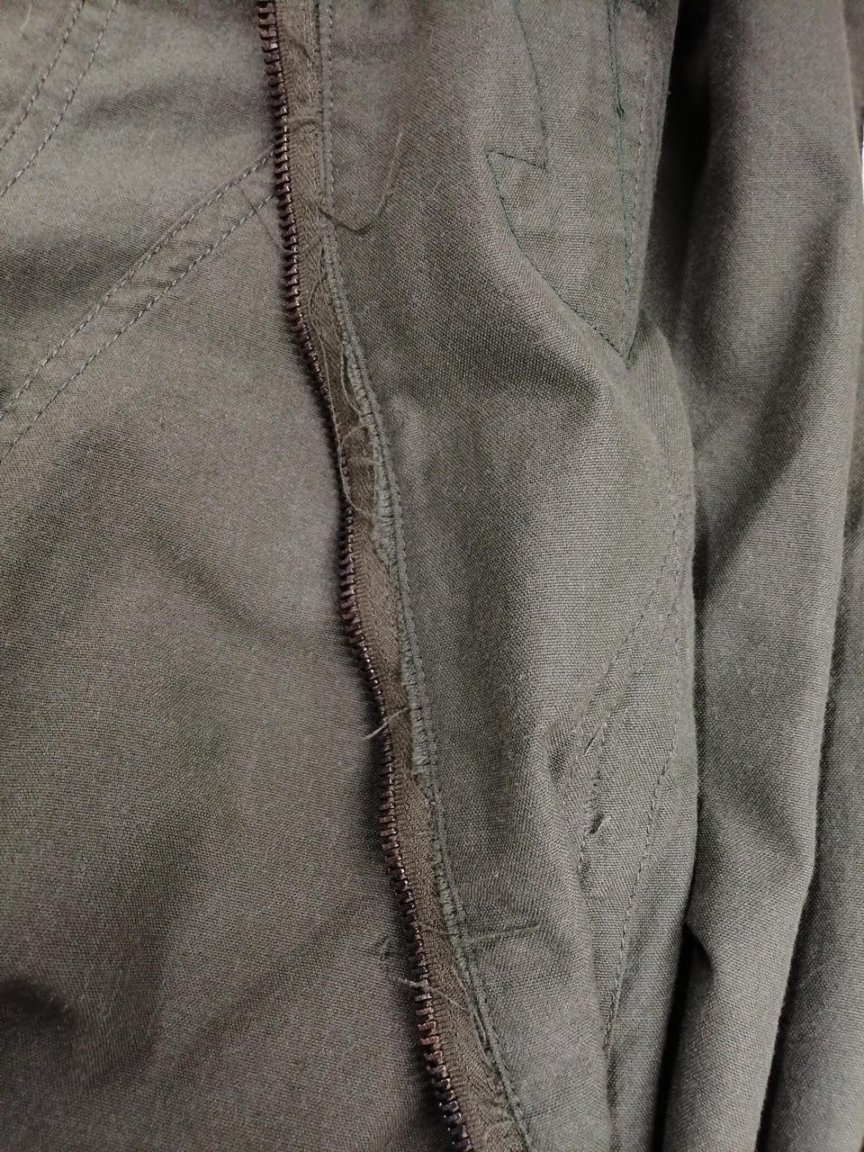 ファスナー裏にホツレあり