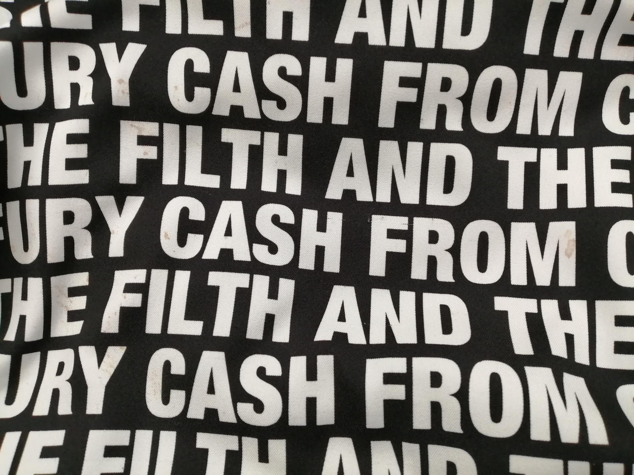 内側ヨゴレあり。