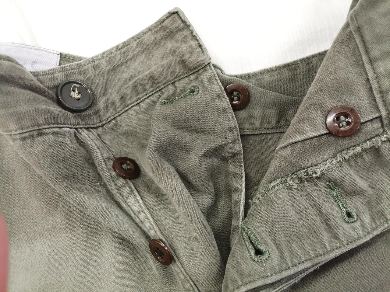 ウエストのボタンが一つ後付け