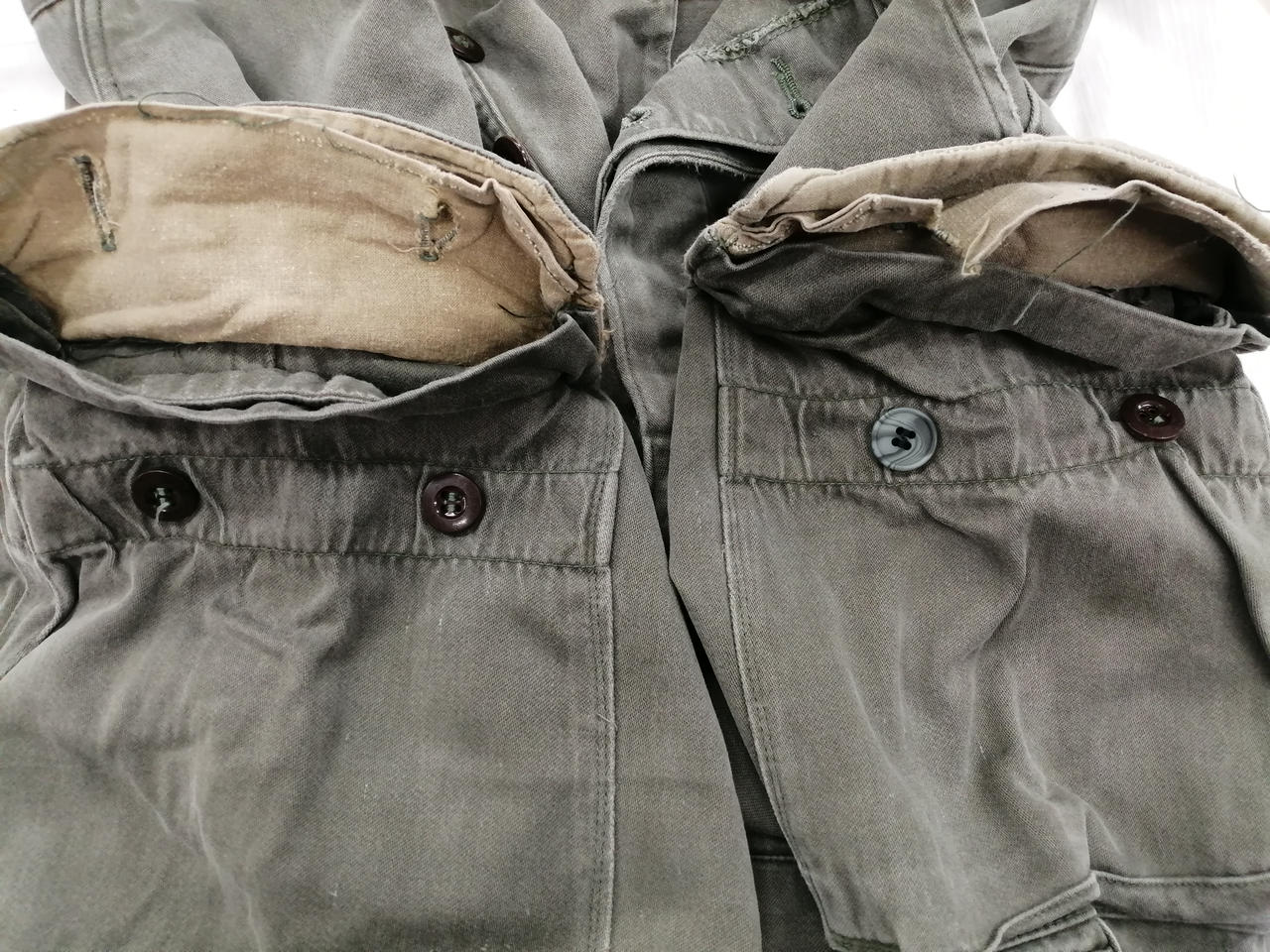 ももの左足ポケットのボタンが一つ後付