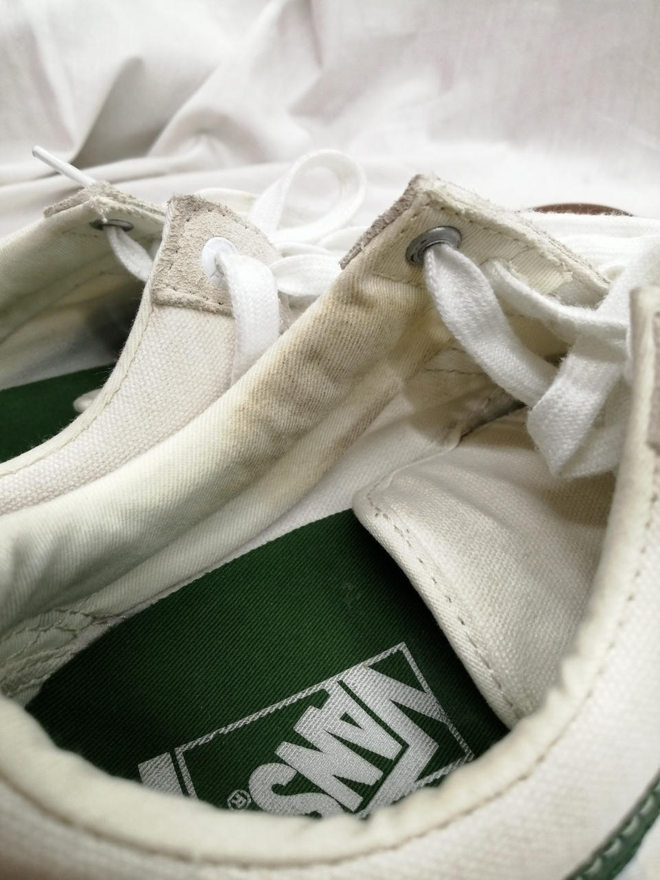 内側ヨゴレあり。