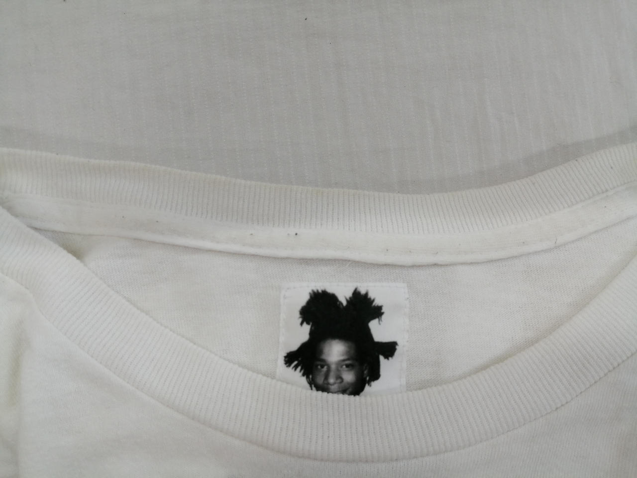 襟にヨゴレあり