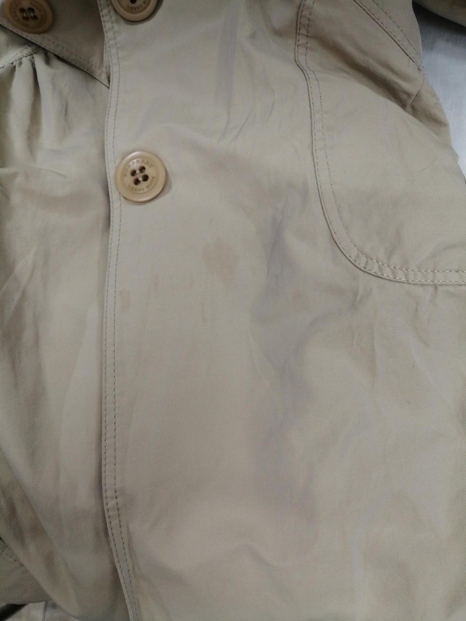 一番下のボタン付近にヨゴレあり